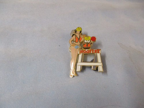 Hooters pin sexy construction - pin,
